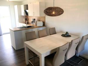 cocina con mesa y sillas en Haus Nr 20, Ferienhaus Fischerhus, en Wangerland