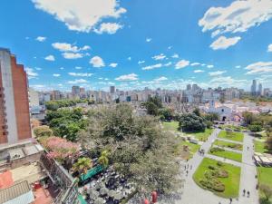 una vista de un parque con una ciudad en el fondo en Hermoso departamento en la mejor zona de Recoleta. en Buenos Aires
