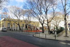 un edificio amarillo con parque infantil en Lisboa - São Lázaro Central Apartment, en Lisboa