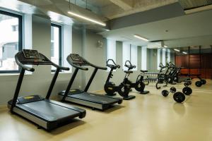 una fila di cyclette in palestra di micampus Covilhã a Covilhã Altre 8 foto