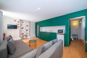 a living room with a couch and a kitchen at CASA RIETSCH in Matosinhos