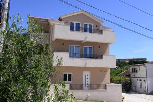 ein Gebäude mit zwei nebenliegenden Balkonen in der Unterkunft LightHouse Apartments in Tivat