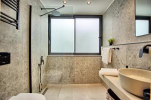 A bathroom at Villa Kallos by PosarelliVillas