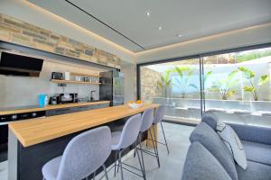 A kitchen or kitchenette at Villa Kallos by PosarelliVillas