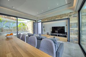 A television and/or entertainment centre at Villa Kallos by PosarelliVillas