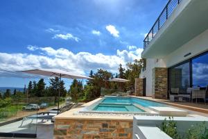 The swimming pool at or close to Villa Kallos by PosarelliVillas
