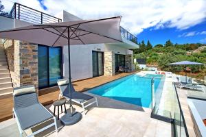 The swimming pool at or close to Villa Kallos by PosarelliVillas