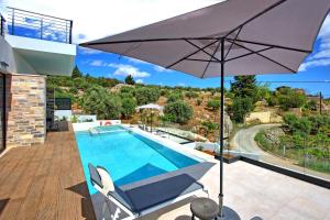 The swimming pool at or close to Villa Kallos by PosarelliVillas