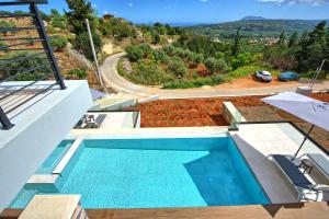 The swimming pool at or close to Villa Kallos by PosarelliVillas