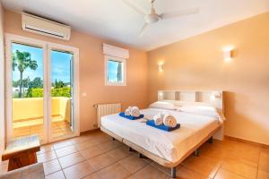 um quarto com uma cama com dois chapéus em Villa Cali em Sant Josep de sa Talaia