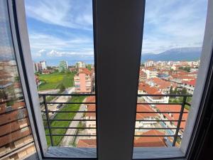 una ventana con vistas a la ciudad en Your Apartment, en Pogradec