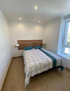 a bedroom with a bed and a window at Appartement avec terrasse in Quimper