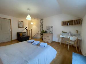 1 dormitorio con 1 cama blanca grande y escritorio en #CosyCorbie Maison à Corbie à 11 minute du centre Amiens, en Corbie