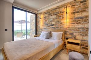 A bed or beds in a room at Villa Kallos by PosarelliVillas Még 26 kép