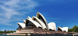 uma vista para a casa de ópera sydney em Elegant Federation Home Near The Airport em Sydney