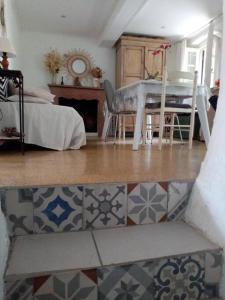 een woonkamer met een tafel en een tegelvloer bij Maison atypique corse in Bastia