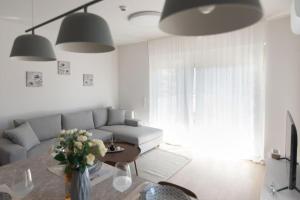 ein Wohnzimmer mit einem Sofa und einem Tisch in der Unterkunft Bright apartment in the New building (FORM_F1) in Athen