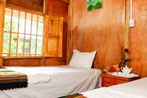 เตียงในห้องที่ Garden Villa Homestay and Tour Motorbike&Car for Rent