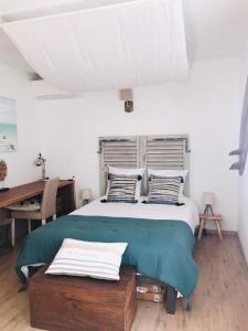 - une chambre avec un grand lit et un bureau dans l'établissement RÊVE DE MER, à Cavalaire-sur-Mer