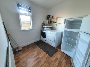 een kleine keuken met een koelkast en een raam bij Hillside in Ardmore