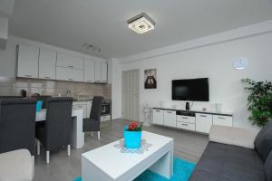 een woonkamer met een keuken en een eetkamer bij Apartman Klara in Kladovo