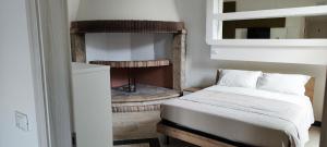um quarto com uma cama e uma lareira em Il Querceto Delle Marine em LʼAquila