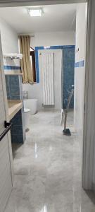 łazienka z wanną, toaletą i umywalką w obiekcie Il Querceto Delle Marine w mieście LʼAquila