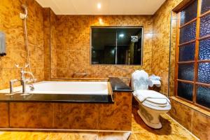 uma casa de banho com banheira e WC em I HI Sanduo Travel Hotel em Kaohsiung