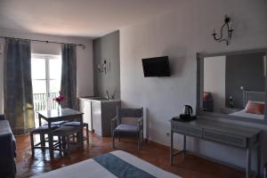 TV i/ili multimedijalni sistem u objektu Boutique Hotel Tilos Mare