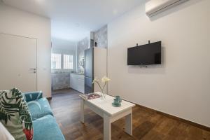 Televízia a/alebo spoločenská miestnosť v ubytovaní Apartamentos DOM ROOM