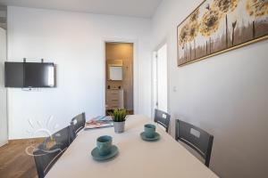 Televízia a/alebo spoločenská miestnosť v ubytovaní Apartamentos DOM ROOM
