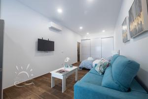 Televízia a/alebo spoločenská miestnosť v ubytovaní Apartamentos DOM ROOM