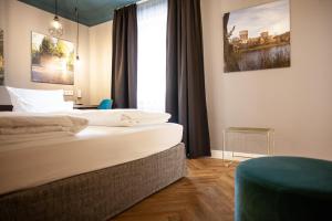 una camera d'albergo con due letti e una finestra di Bayerischer Hof a Ingolstadt