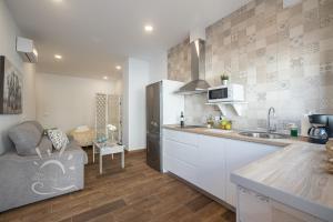 Kuchyňa alebo kuchynka v ubytovaní Apartamentos DOM ROOM