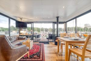 a living room with a table and chairs at Chalet am Meer in Peenemünde