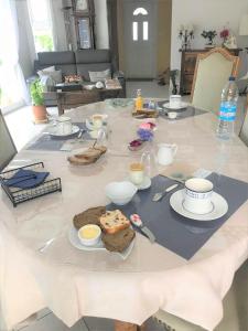 - une table avec de la nourriture dans le salon dans l'établissement Dom & ses chambres d'hôtes, à Plouigneau