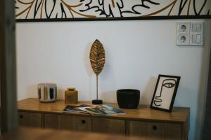 ein Holzregal mit einer aufgenommenen Feder darüber in der Unterkunft Halacs Homes Boutique Cabins, Unique cabin in Balatonalmádi