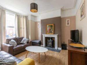 a living room with a couch and a fireplace at Cute and Cosy 2 Bed on a Peaceful street in Kent