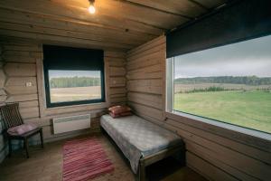 Habitación pequeña con cama y ventana en Kotkapesa, 