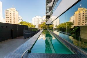 a swimming pool in the middle of a building at Studio de luxo e moderno! Na Oscar Freire, ao lado do metrô - Vn Oscar Freire - ap 2113 in São Paulo