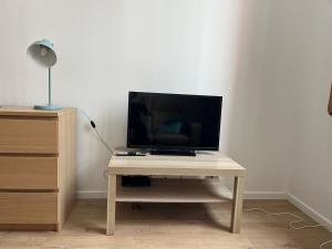 Televízia a/alebo spoločenská miestnosť v ubytovaní Studio Lyon 6e proche metro et parc
