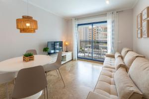 een woonkamer met een bank en een tafel bij AG RESIDENCIAL EL EDEN in Playa de Gandia