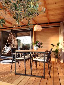 uma sala de jantar com mesa e cadeiras em Zen Zone Premium Mobile Home em Drage