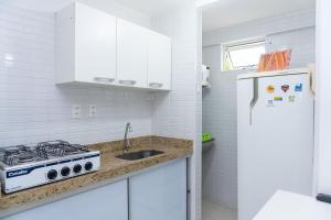 若昂佩索阿的住宿－Jardins do Atlântico，白色的厨房配有炉灶和水槽