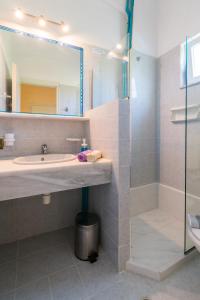 uma casa de banho com um lavatório e um chuveiro em Elite Corfu Sea View Rooms em Corfu Town