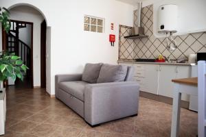 un soggiorno con divano e cucina di Casinha da Ria ad Alvor Altre 7 foto