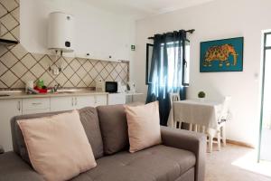 un soggiorno con divano e cucina di Casinha da Ria ad Alvor