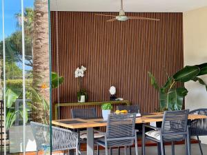 een eetkamer met een houten tafel en stoelen bij Luxorious duplex Marbella in Marbella