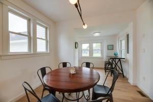 - une salle à manger avec une table et des chaises en bois dans l'établissement Modern Family Home in Mason with Backyard and Fire Pit, à Mason