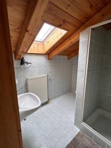 W łazience znajduje się umywalka i wanna. w obiekcie Casa Boebelle w mieście Bük +12 zdjęć